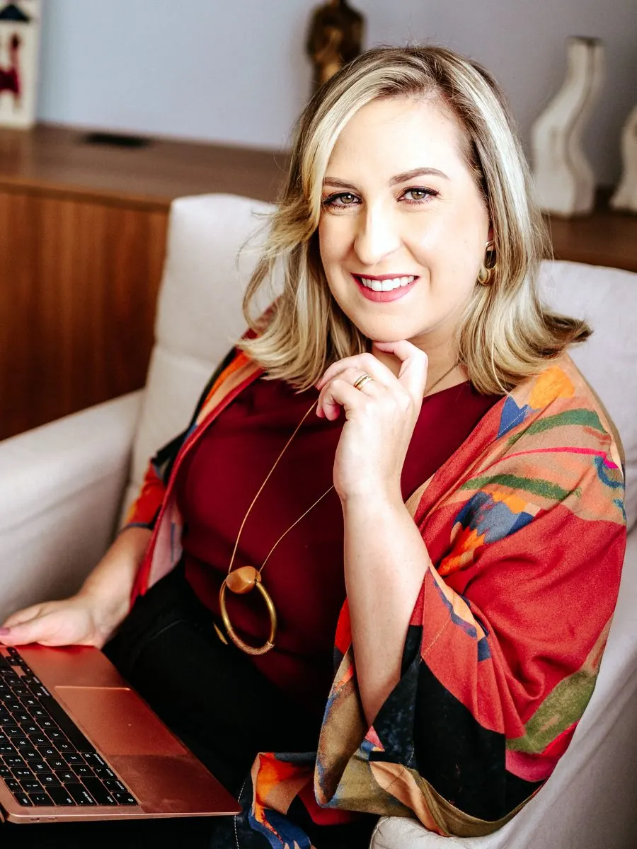 Patrícia Scheeren Wallauer durante atendimento online, com o notebook no colo